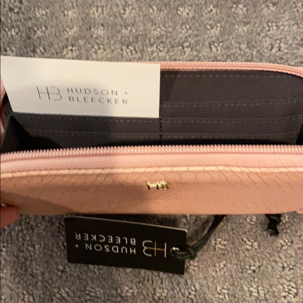 Dusty rose scale patterned phone wallet - Picture 4 of 4